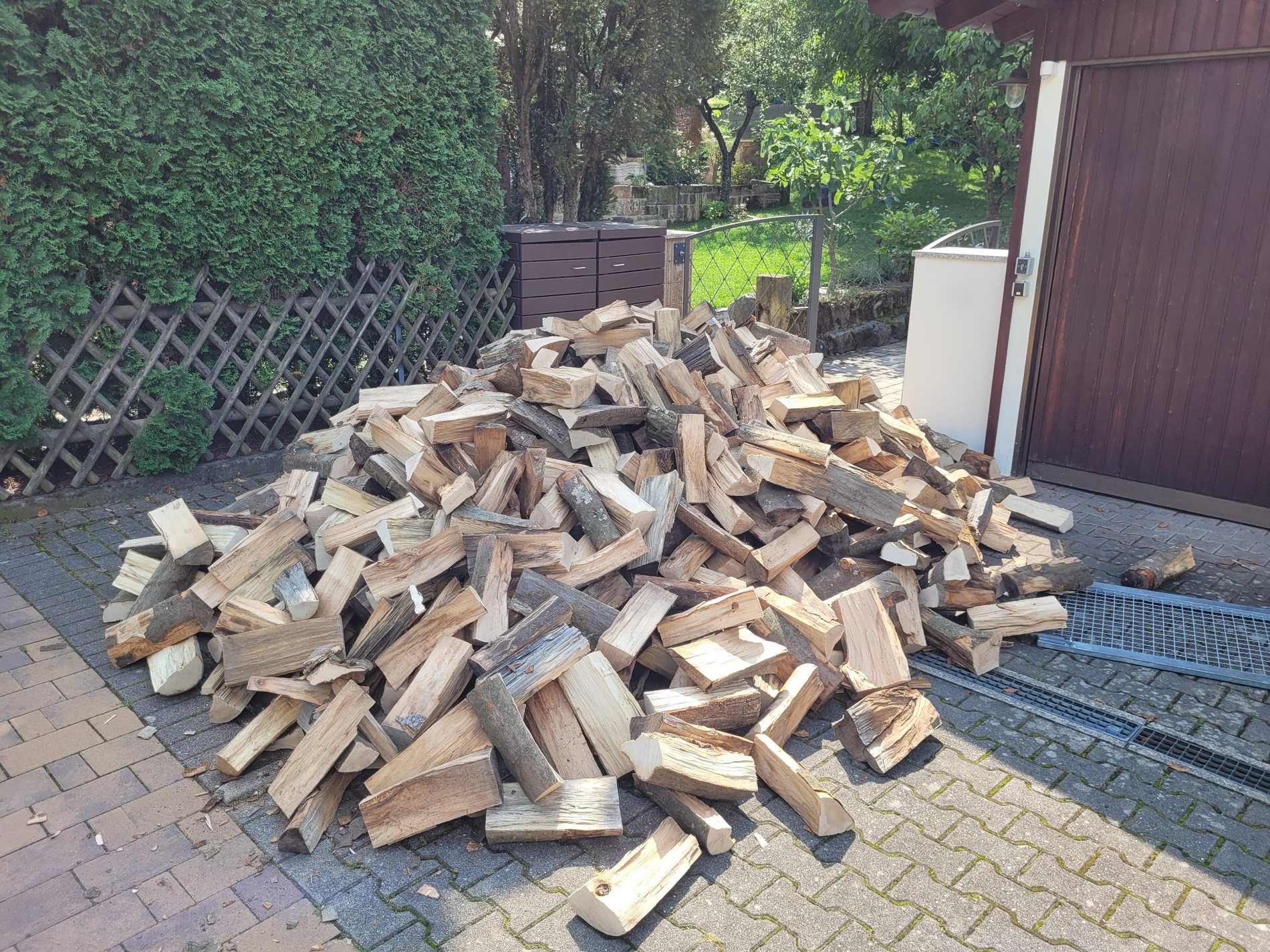 Gesägtes Brennholz beim Kunden im Hof