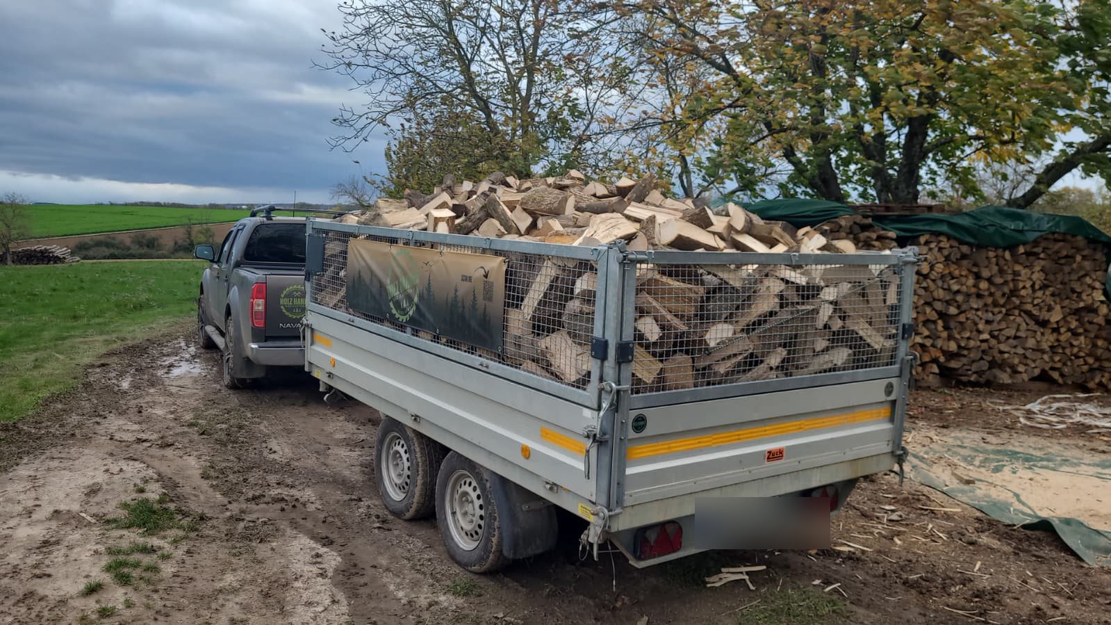 Anhänger mit Brennholz
